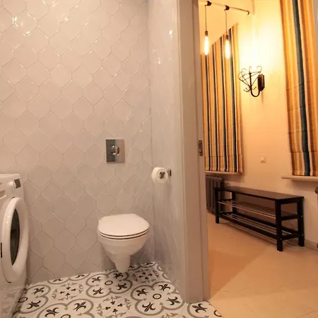 Charming 1br With Bath In Quiet Center Of Apartment
