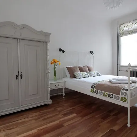 Charming 1br With Bath In Quiet Center Of Apartment